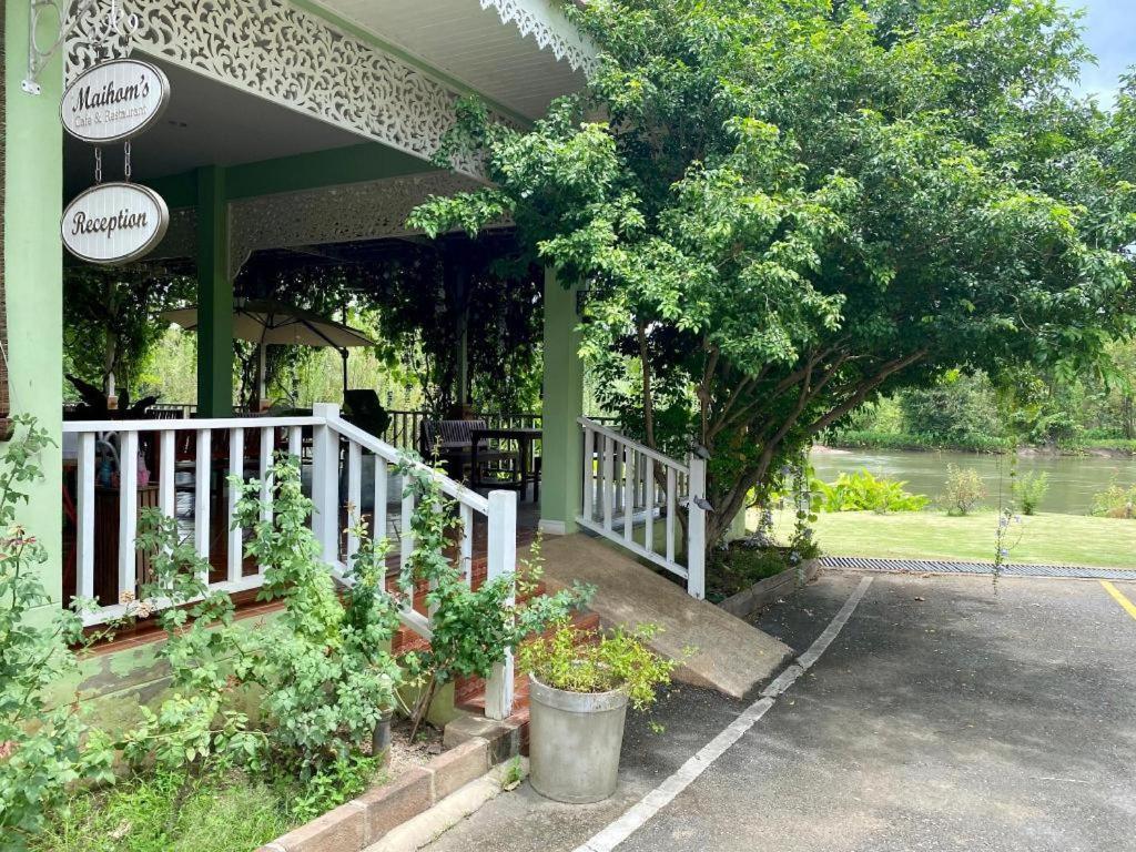 Ruen Maihom Riverside Cottage Kanchanaburi Bagian luar foto