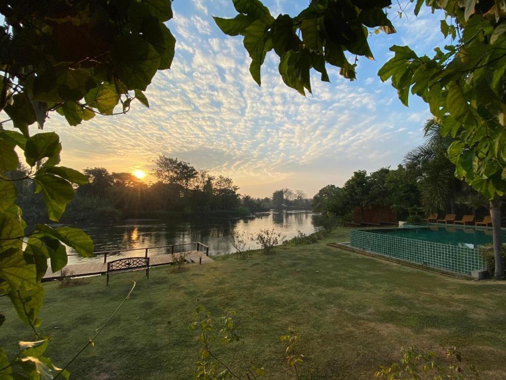 Ruen Maihom Riverside Cottage Kanchanaburi Bagian luar foto
