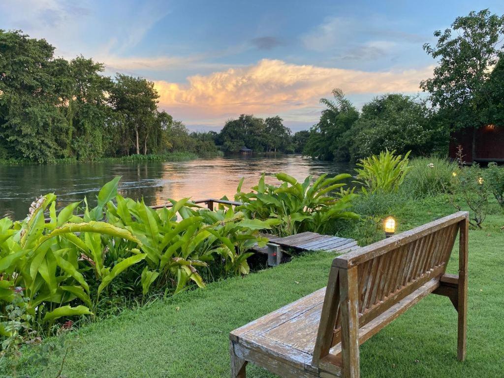 Ruen Maihom Riverside Cottage Kanchanaburi Bagian luar foto