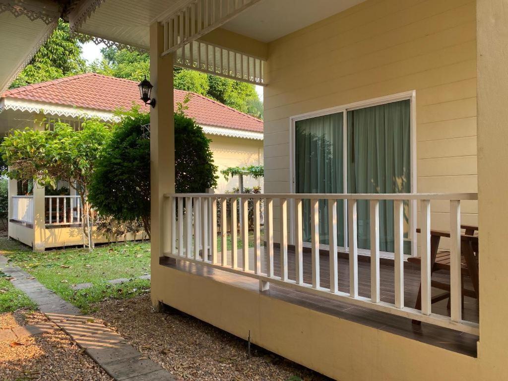 Ruen Maihom Riverside Cottage Kanchanaburi Bagian luar foto