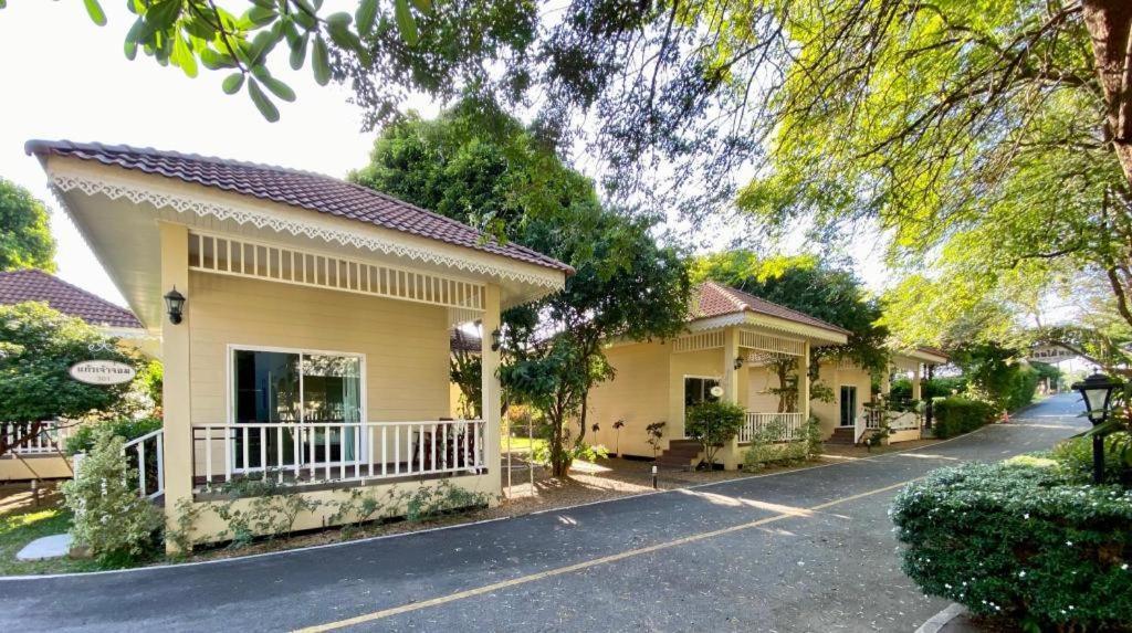 Ruen Maihom Riverside Cottage Kanchanaburi Bagian luar foto