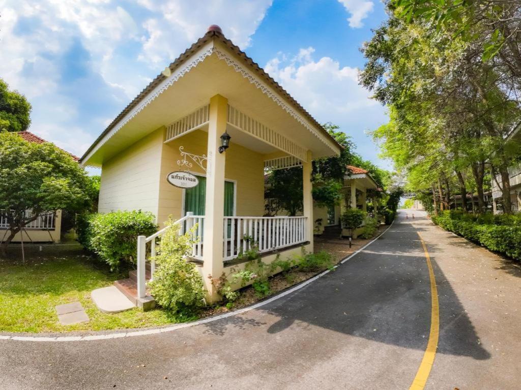 Ruen Maihom Riverside Cottage Kanchanaburi Bagian luar foto